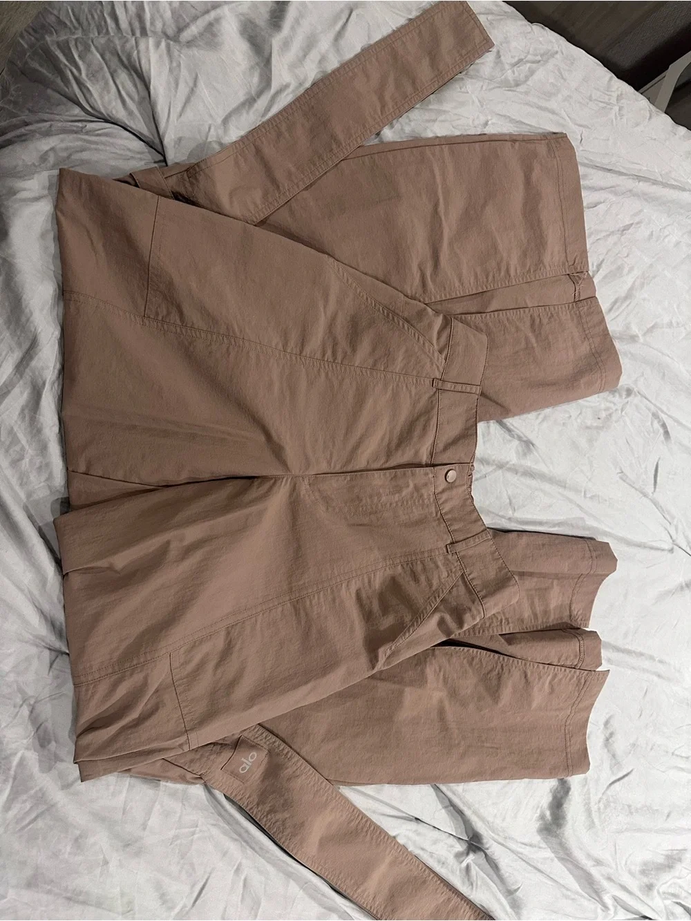 ALO Yoga Wide-Leg Cargo Pants in Mauve Taupe